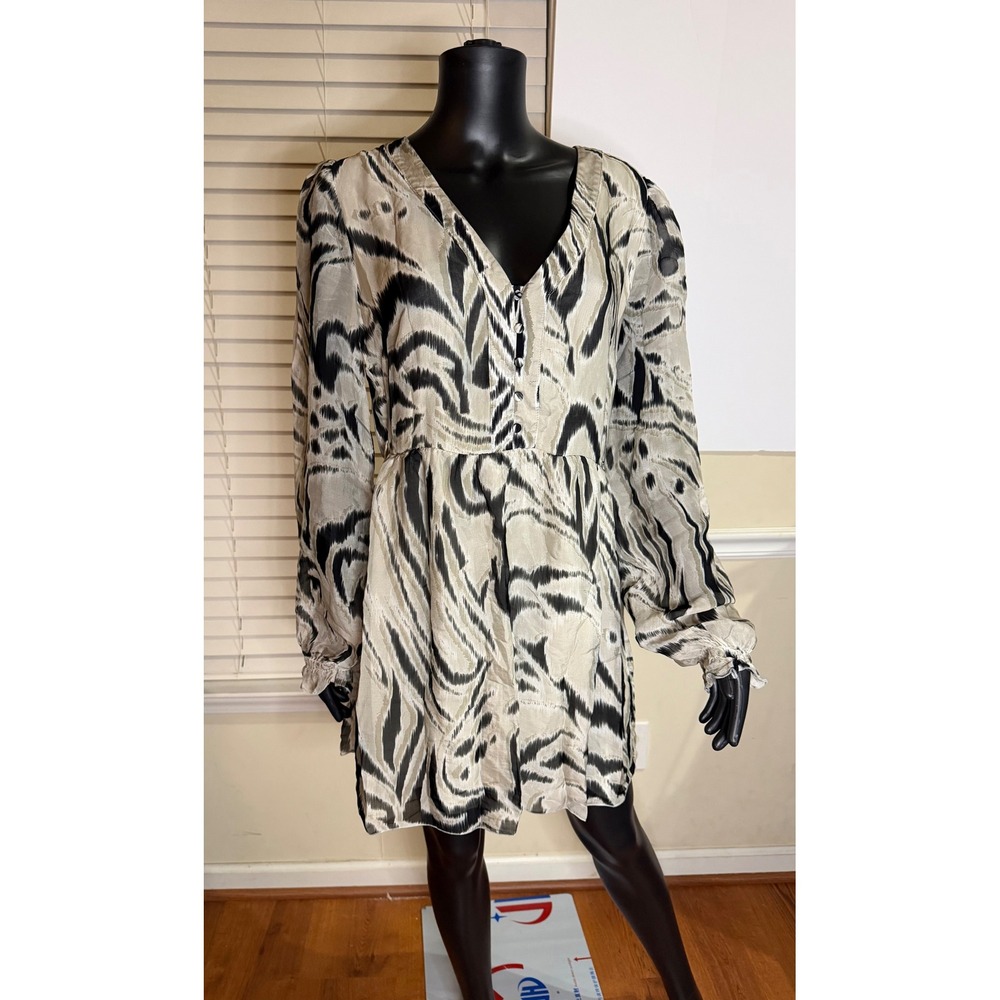 Guess Women Black and Green Abstract Tiger Print Long Sleeve top V-Neck L